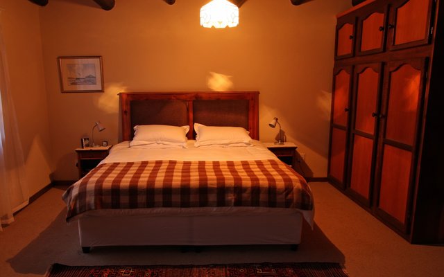 Main Bedroom (Downstairs)